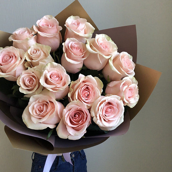 букет из 15 роз Сальма в фирменной упаковке