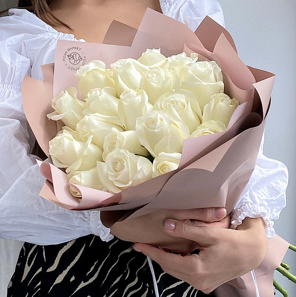 Букет из 21 белой розы Прауд (Эквадор) в фирменной упаковке