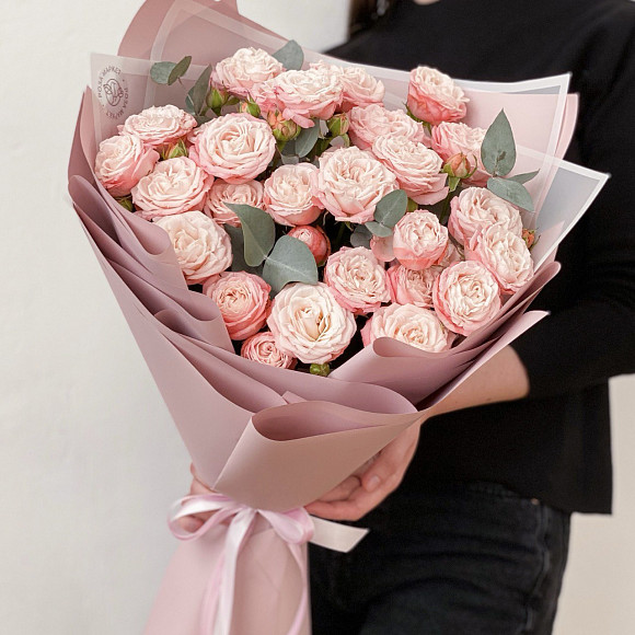 Букет из пионовидных кустовых роз Бомбастик с эвкалиптом в фирменной упаковке