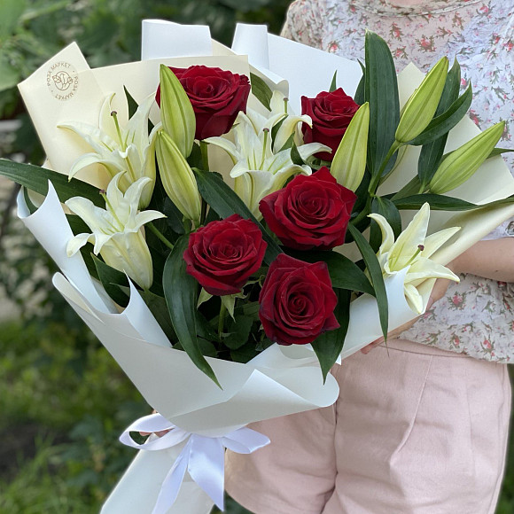 Букет из красных роз и белых лилий в фирменной упаковке