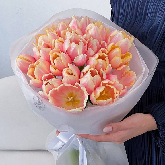 Букет из 21 тюльпана Манго Шарм в фирменной упаковке