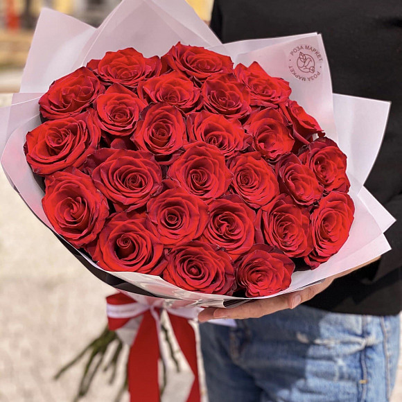 Букет из 25 красных роз Эксплорер (Эквадор) 60 см в фирменной упаковке