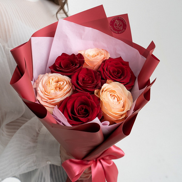 Букет из 7 красных и персиковых роз в упаковке