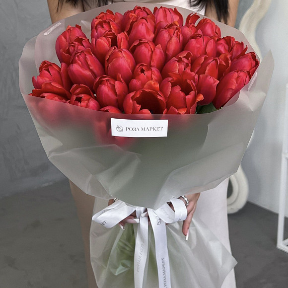 Букет из 31 красного тюльпана в матовой полупрозрачной упаковке
