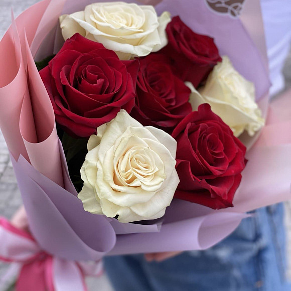 Букет из 7 красных и белых роз в упаковке