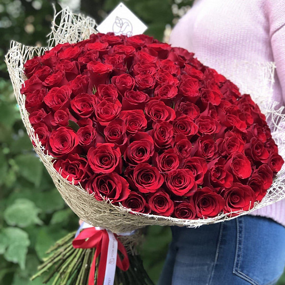 Букет из 101 красной розы Инкредибл 50 см (Кения) в фирменной упаковке