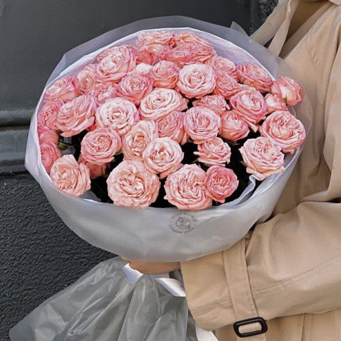 Букет из кустовых роз Мадам Бомбастик в упаковке