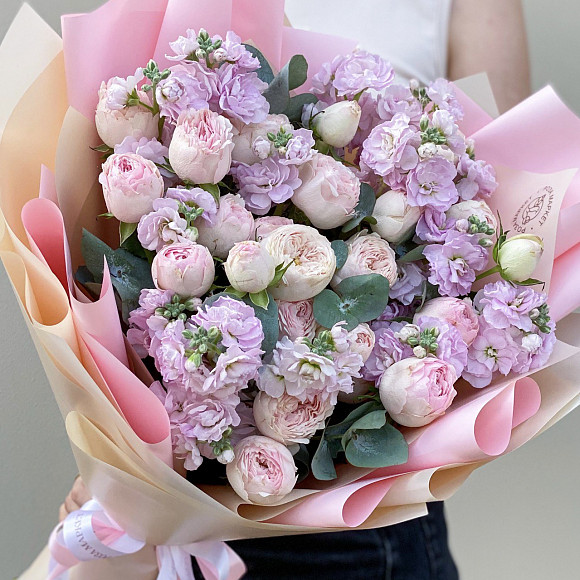 Букет из пионовидных кустовых роз Менсфилд Парк и маттиолы с эвкалиптом в фирменной упаковке