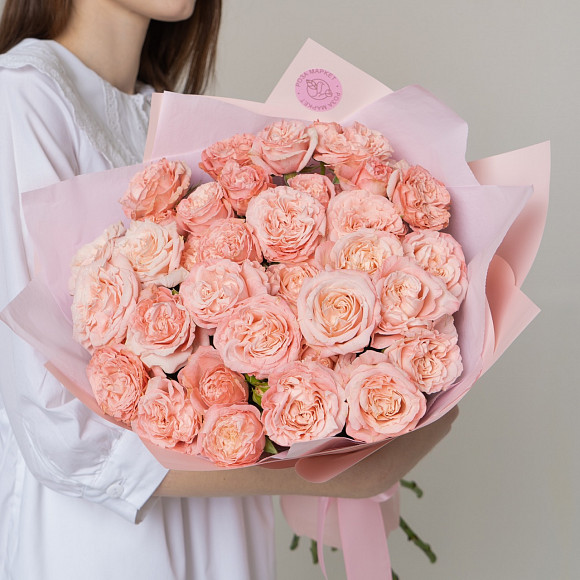 Букет из кустовых роз Бомбастик в фирменной упаковке
