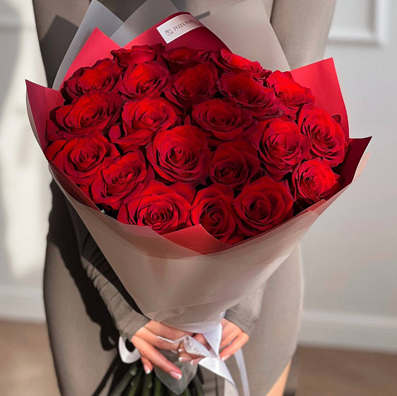 Букет из 21 красной розы Эксплорер (Эквадор) в упаковке