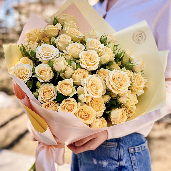 Букет из нежных желтых кустовых роз в фирменной упаковке