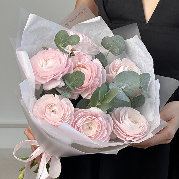 Букет из 7 розовых ранункулюсов с эвкалиптом в упаковке с тишью