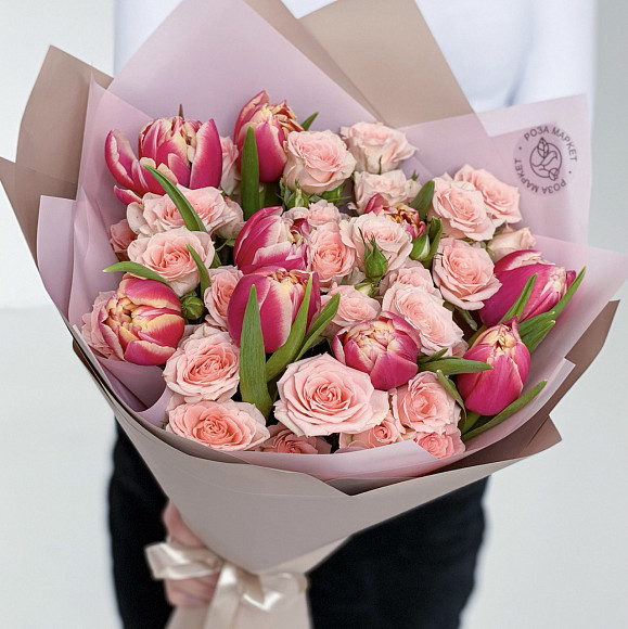 Букет из пионовидных тюльпанов (Голландия) и кустовой розы в упаковке