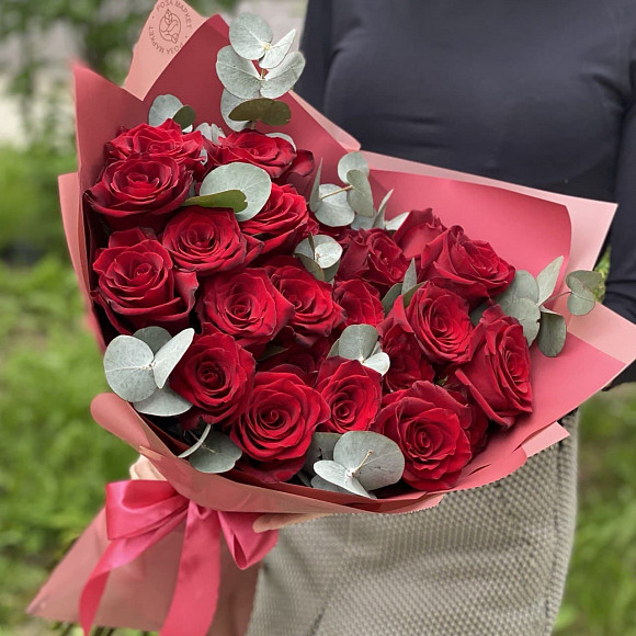Букет из 25 красных роз Эксплорер (Эквадор) 60 см с эвкалиптом в фирменной упаковке