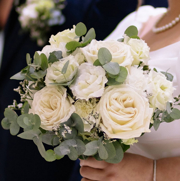 Свадебный букет невесты с розой Плайа Бланка, белой эустомой, диантусами, эвкалиптом и лимониумом
