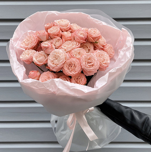 Букет из нежных кустовых роз Бомбастик в фирменной упаковке