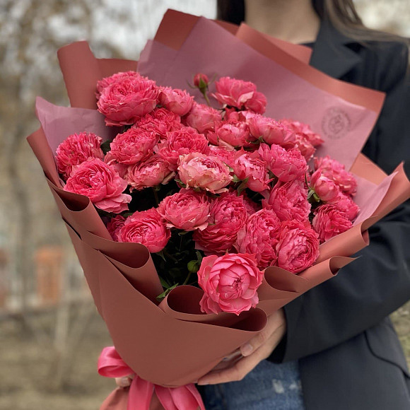 Букет из малиновых пионовидных роз Джульетта в фирменной упаковке