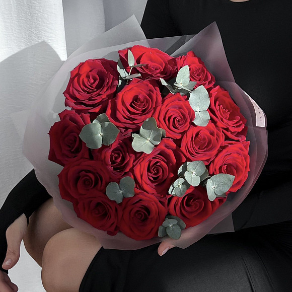 Букет из 15 красных роз Эксплорер (Premium) с эвкалиптом в упаковке