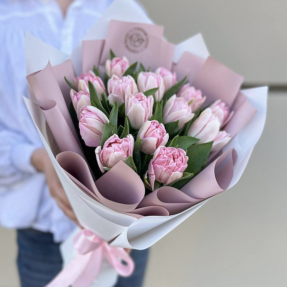 Букет из 15 пионовидных розовых тюльпанов в фирменной упаковке