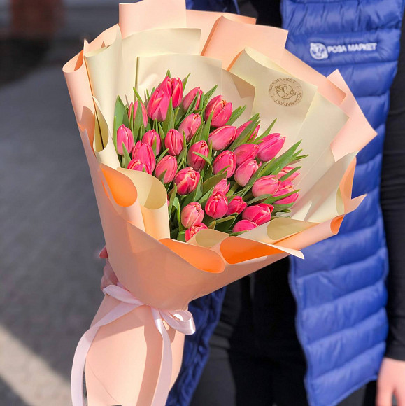 Букет из 31 пионовидного тюльпана Коламбус (Голландия) в фирменной упаковке
