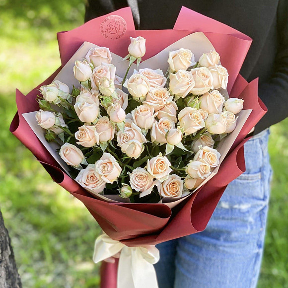 Букет из 7 бежевых кустовых роз в фирменной упаковке