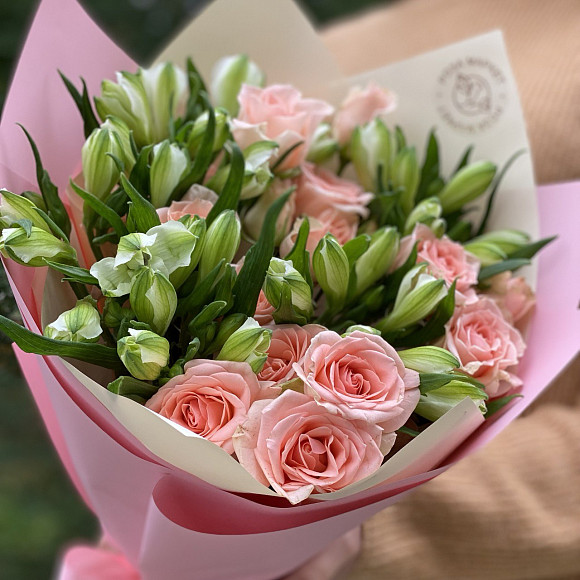 Букет из 4 кустовых роз Прана и 5 альстромерий в фирменной упаковке