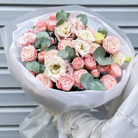 Букет из кустовых роз и розовой эустомы с эвкалиптом в фирменной упаковке