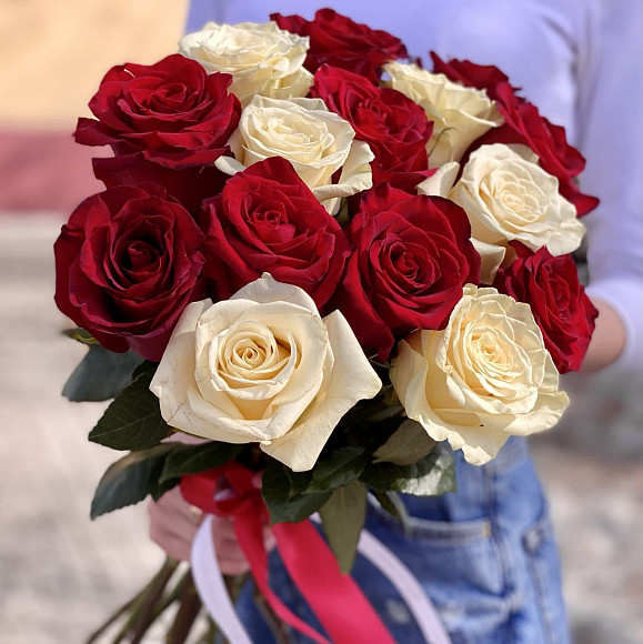 Букет из 15 красных и белых роз 50 см (Эквадор)