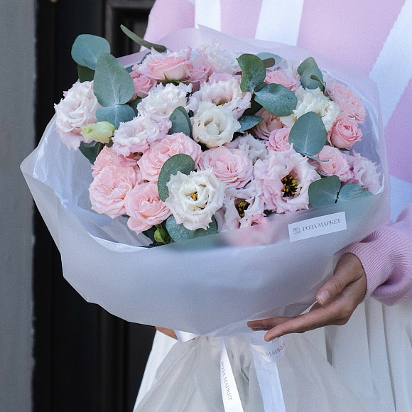Букет из розовой эустомы и кустовых роз с эвкалиптом в упаковке