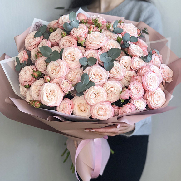 Букет из 17 пионовидных кустовых роз Бомбастик с эвкалиптом в фирменной упаковке