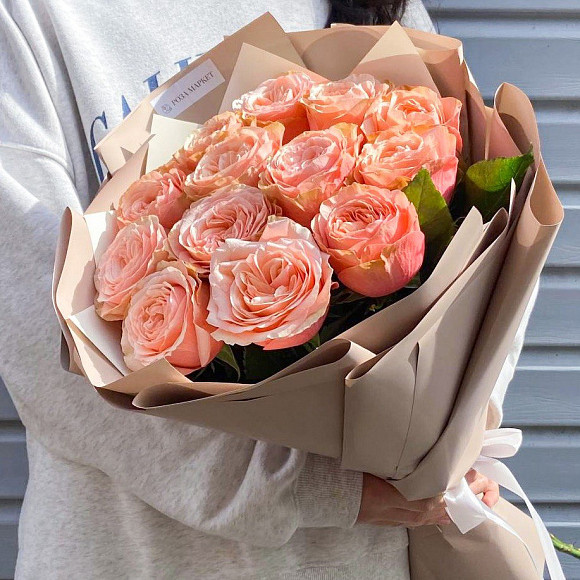 Букет из 13 роз Кахала (Эквадор) в фирменной упаковке