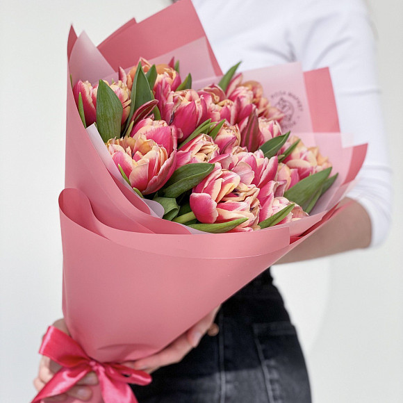 Букет из 15 пионовидных тюльпанов Коламбус (Голландия) в матовой упаковке