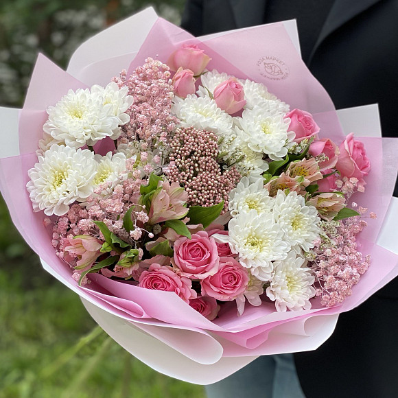 Букет из кустовых роз и хризантем в фирменной упаковке