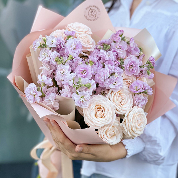 Букет из пионовидных кустовых роз Бомбастик и маттиолы в фирменной упаковке