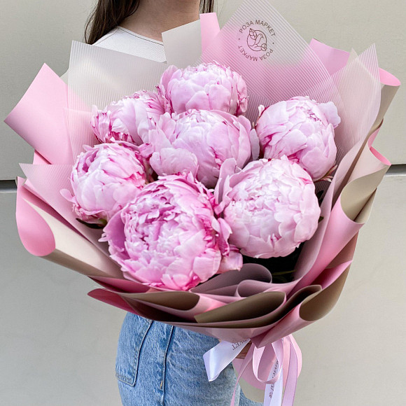 Букет из 7 розовых пионов Сара Бернар в упаковке