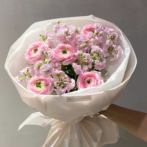 Букет из розовых ранункулюсов и маттиолы в фирменной упаковке