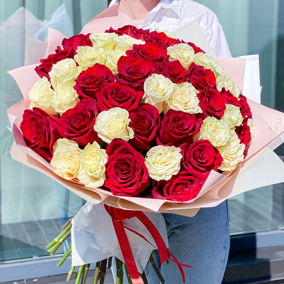 Букет из 51 красной и белой розы 60 см (Premium) в фирменной упаковке