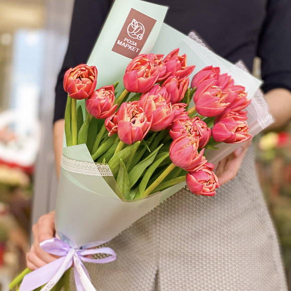 Букет из 21 пионовидного розового тюльпана в фирменной упаковке