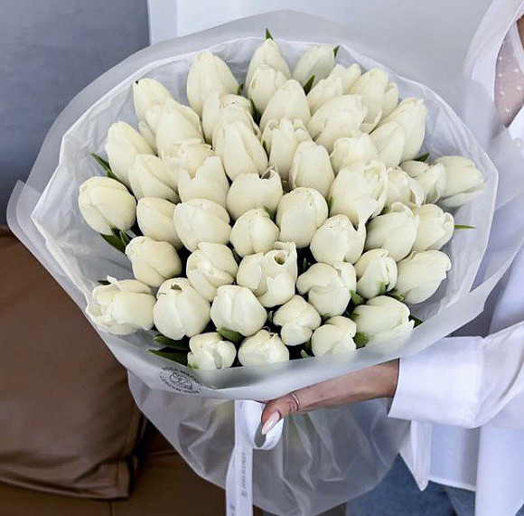 Букет из 51 белого тюльпана в фирменной упаковке