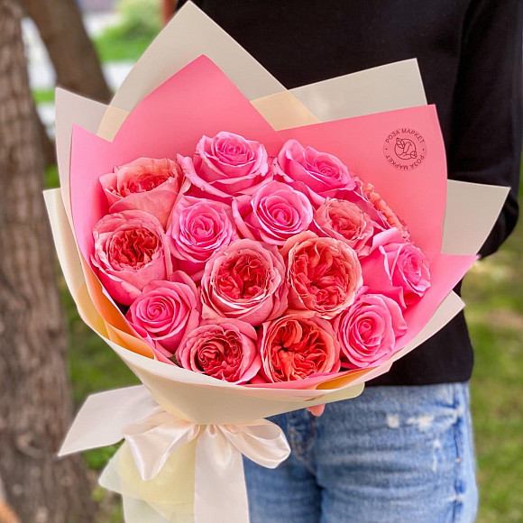 Букет из 15 розовых роз в фирменной упаковке