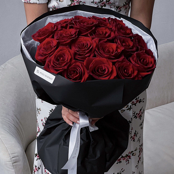 Букет из 21 красной розы Эксплорер (Эквадор) в черной упаковке
