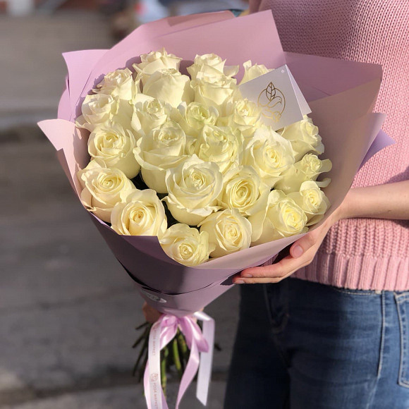 Букет из 25 белых роз Прауд 50 см (Эквадор) в фирменной упаковке