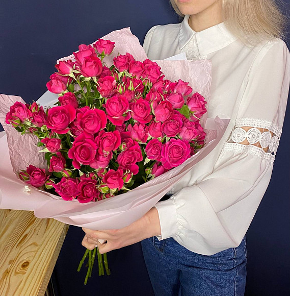 Букет из ярко-розовых кустовых роз в фирменной упаковке