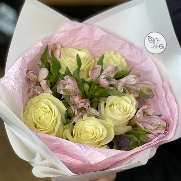 Букет из 5 белых роз Мондиал и 4 розовых альстромерий в фирменной упаковке
