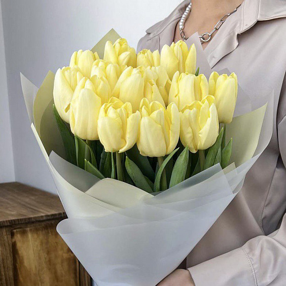 Букет из 15 нежно-желтых тюльпанов в фирменной упаковке