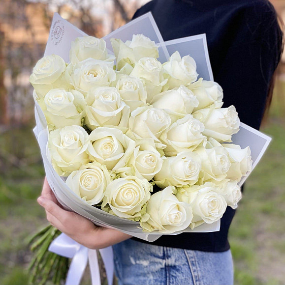 Букет из 25 белых роз Прауд 60 см (Эквадор) в фирменной упаковке