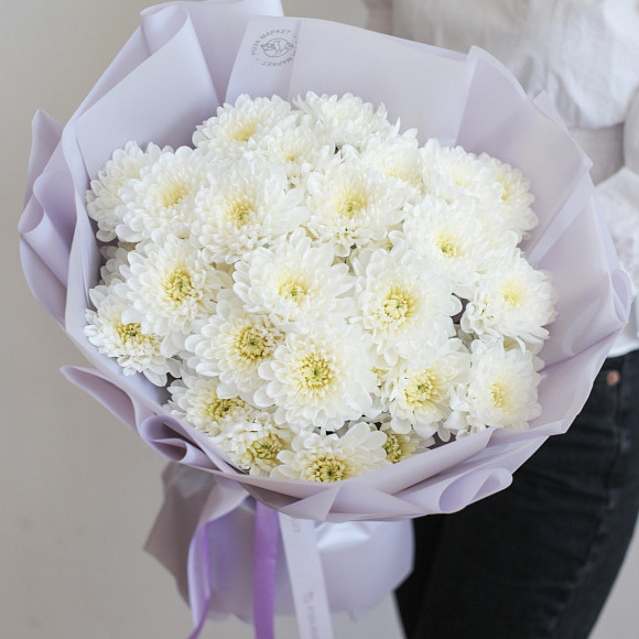Букет из 9 белых кустовых хризантем Алтай в упаковке