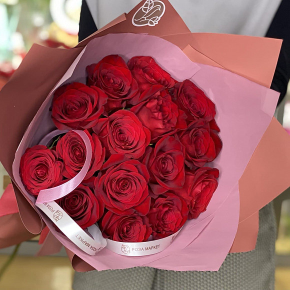 Букет из 15 роз Фридом в фирменной упаковке с лентами