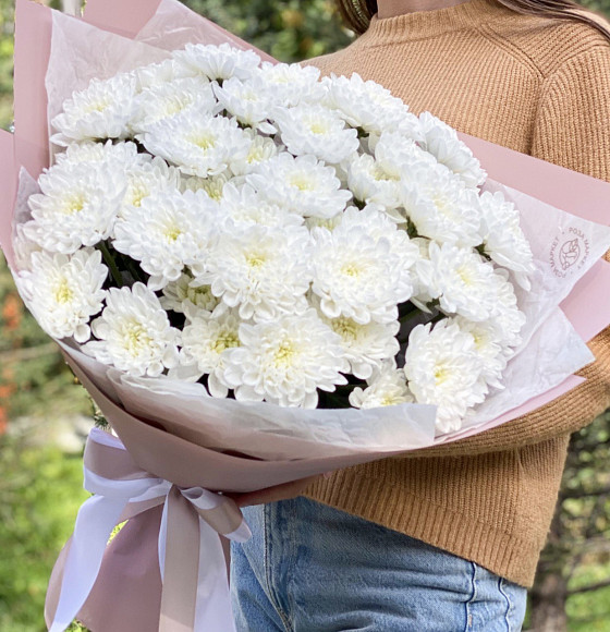 Букет из 9 белых кустовых хризантем Алтай в фирменной упаковке