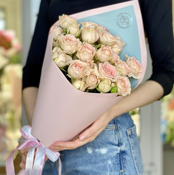 Букет из 5 кустовых роз Прана в фирменной упаковке